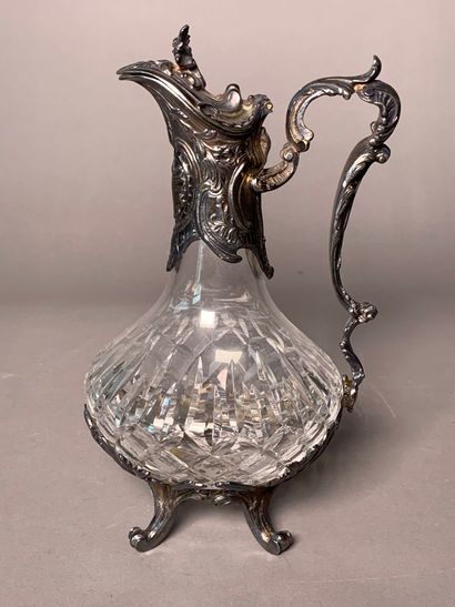 Aiguière en verre taillé, la monture en métal...