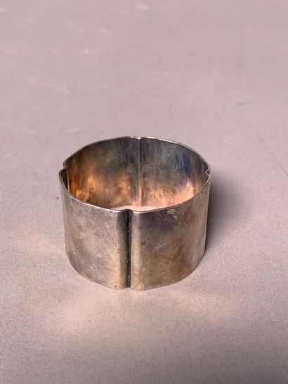 Réunion de quatre ronds de serviette dépareillés...