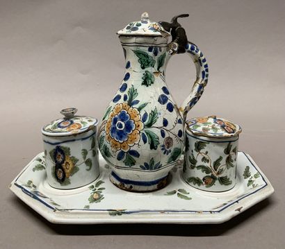 Ensemble en faïence à décor feuillagé et...