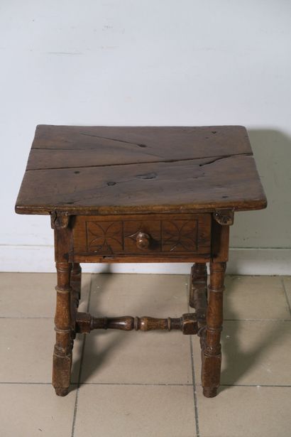 Table en bois naturel ouvrant à un tiroir...