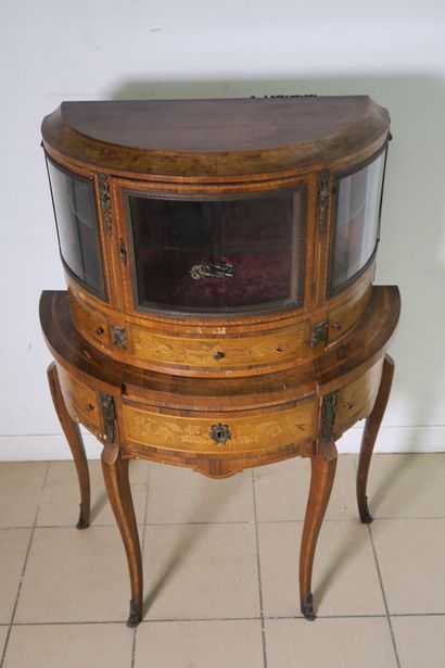 Vitrine demie-lune en bois de placage et...