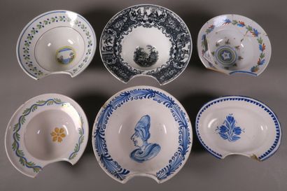 Réunion de six plats à barbe en faïence polychrome...
