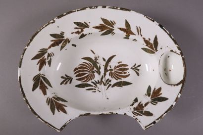 Réunion de six plats à barbe en faïence polychrome...