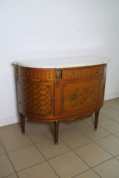 Commode demi-lune en bois de placage et marqueterie...