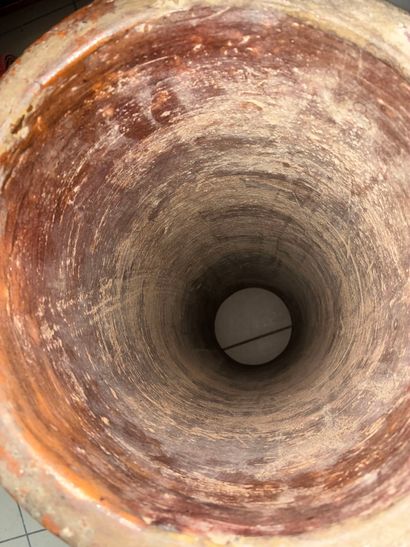 Pot en terre cuite de forme cylindrique sur...