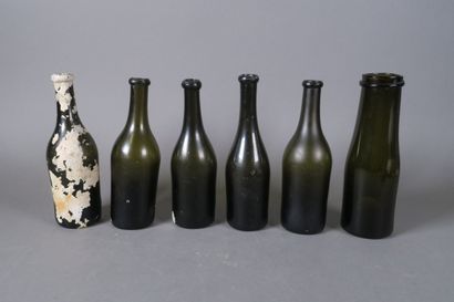 Réunion de cinq bouteilles et un bocal à...