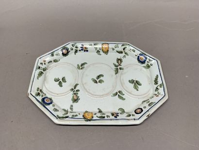 Ensemble en faïence à décor feuillagé et...