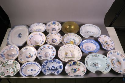 Réunion de plats à barbe en faïence polychrome...