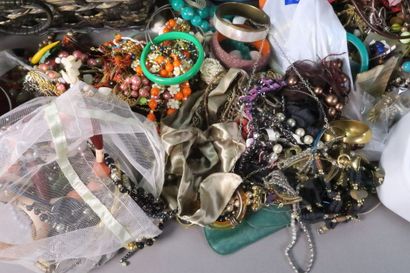 Ensemble de bijoux fantaisie comprenant :...