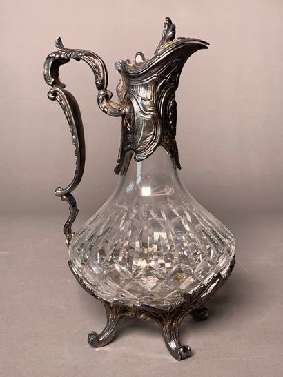 Aiguière en verre taillé, la monture en métal...
