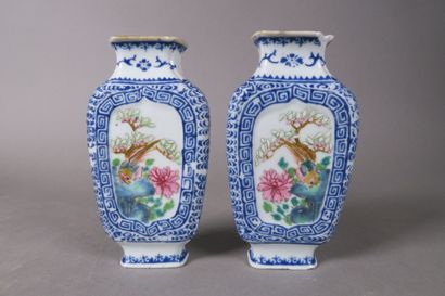 CHINE 
Paire de vases d'applique en porcelaine...