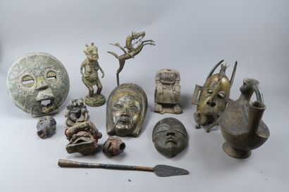 Réunion de masques et objets africains comprenant...