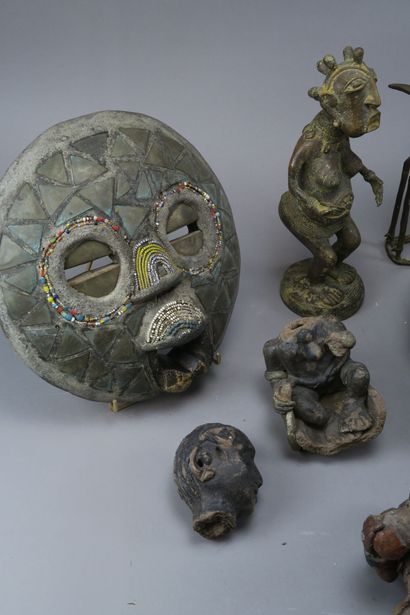 Réunion de masques et objets africains comprenant...