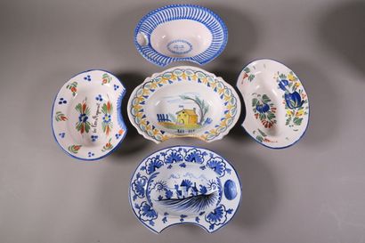 Réunion de plats à barbe en faïence polychrome...