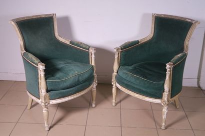 Deux bergères en bois mouluré et laqué gris...
