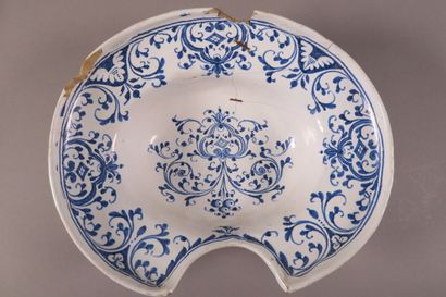 Réunion de six plats à barbe en faïence polychrome...