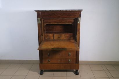 Secrétaire en placage d'acajou ouvrant en...