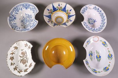 Réunion de six plats à barbe en faïence polychrome...