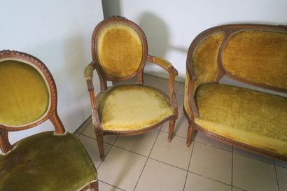 Salon de style louis XVI composé d'un canapé...