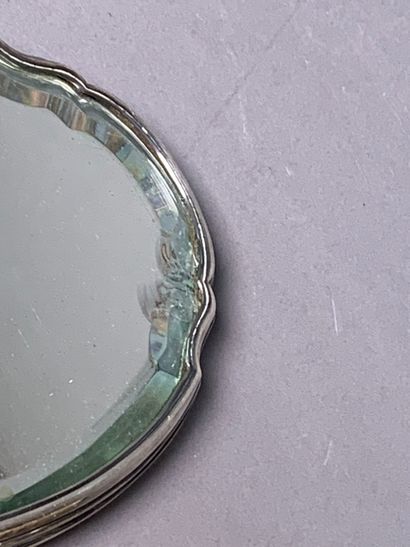 Nécessaire de toilette en argent fourré chiffré...