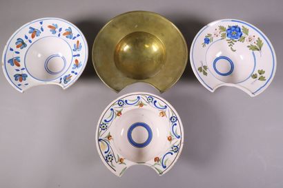 Réunion de plats à barbe en faïence polychrome...