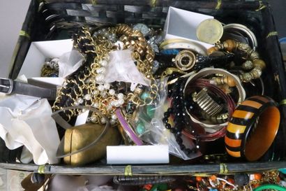 Ensemble de bijoux fantaisie comprenant :...