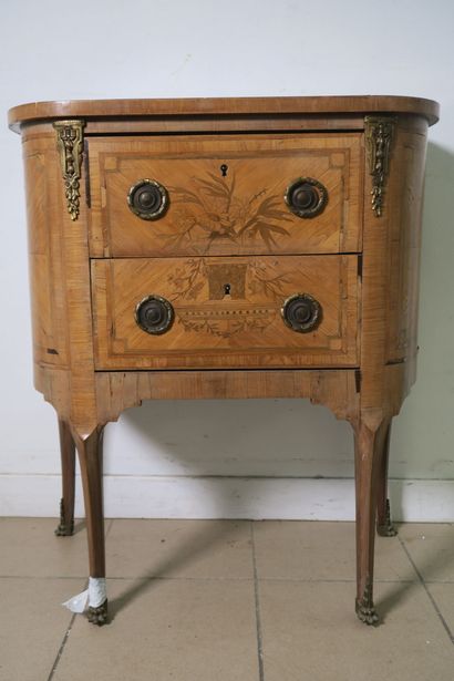 Petite commode en bois de placage et marqueterie...