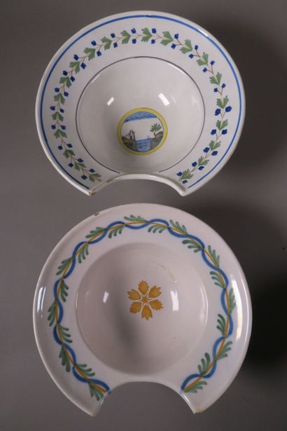 Réunion de six plats à barbe en faïence polychrome...