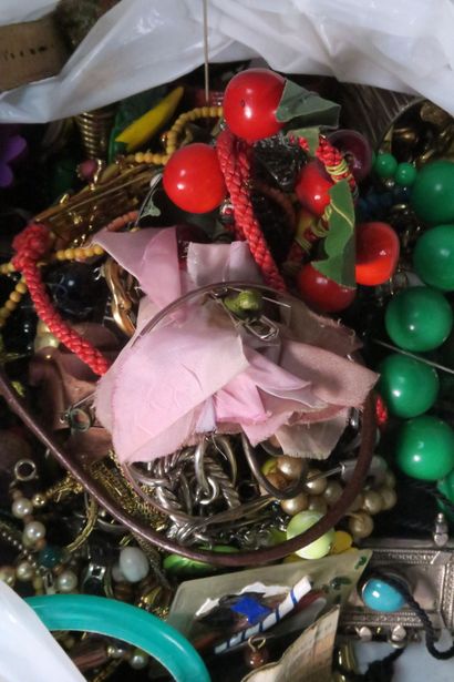 Ensemble de bijoux fantaisie comprenant :...