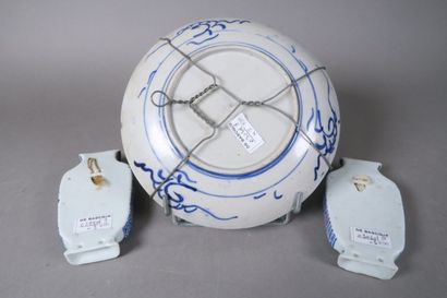 CHINE 
Paire de vases d'applique en porcelaine...