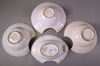 Réunion de plats à barbe en faïence polychrome...