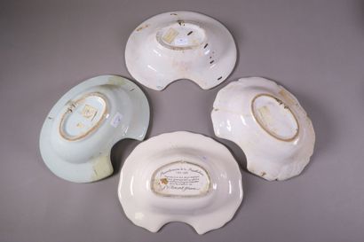 Réunion de plats à barbe en faïence polychrome...