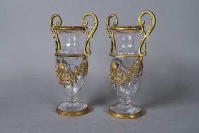 Paire de vases en verre et laiton à décor...
