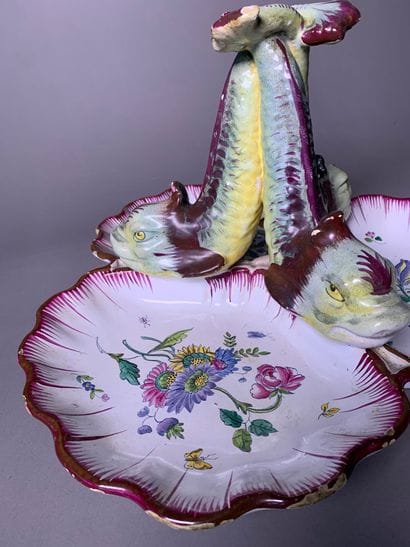 CHAROLLES 
Plat mendiant en faïence polychrome...