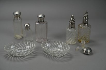 Nécessaire de toilette comprenant : 
Trois...