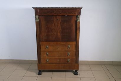 Secrétaire en placage d'acajou ouvrant en...