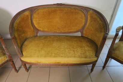 Salon de style louis XVI composé d'un canapé...