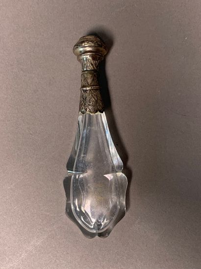 Réunion de quatre flacons à sel en verre,...
