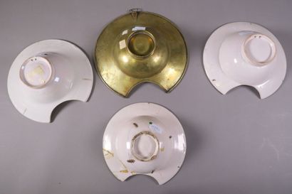 Réunion de plats à barbe en faïence polychrome...