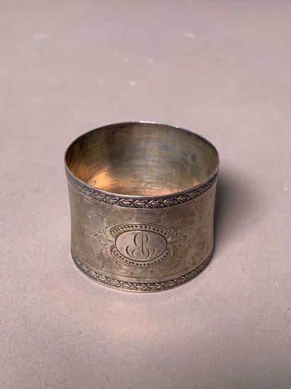 Réunion de quatre ronds de serviette dépareillés...