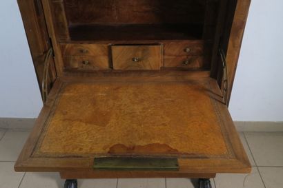 Secrétaire en placage d'acajou ouvrant en...