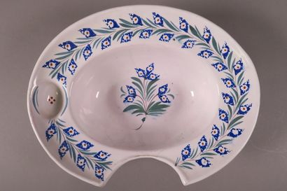 Réunion de six plats à barbe en faïence polychrome...