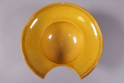 Réunion de six plats à barbe en faïence polychrome...