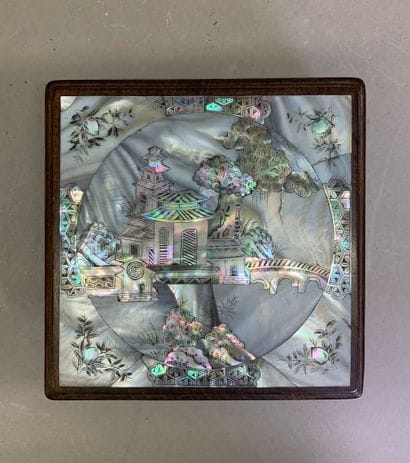 Boîte carrée en bois marquetée de plaques...