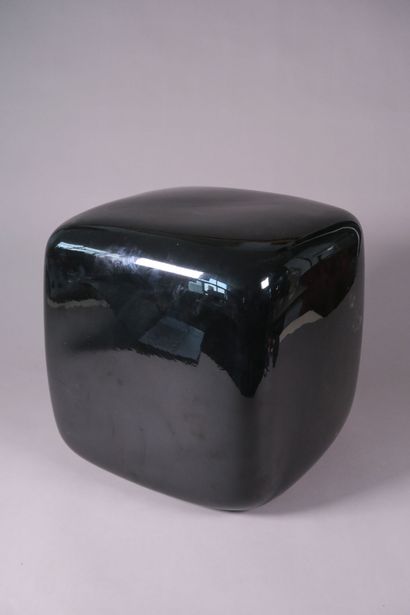 Cube formant tabouret en céramique émaillée...