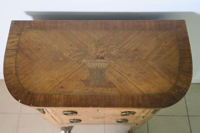 Petite commode en bois de placage et marqueterie...