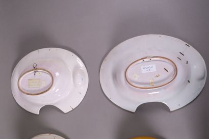 Réunion de six plats à barbe en faïence polychrome...