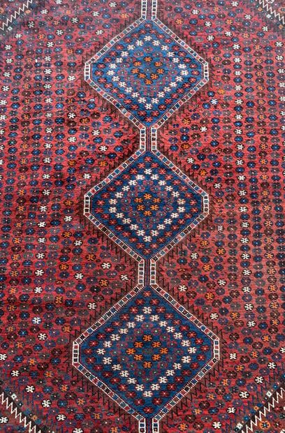 MOYEN-ORIENT 
Tapis en laine à décor géométrique...