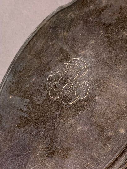 Nécessaire de toilette en argent fourré chiffré...