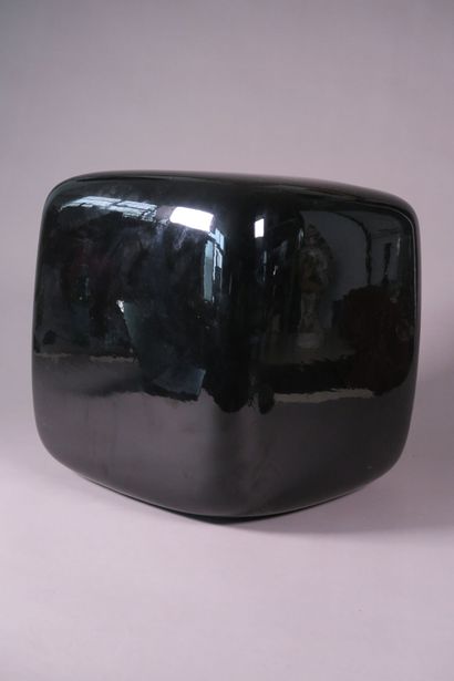 Cube formant tabouret en céramique émaillée...